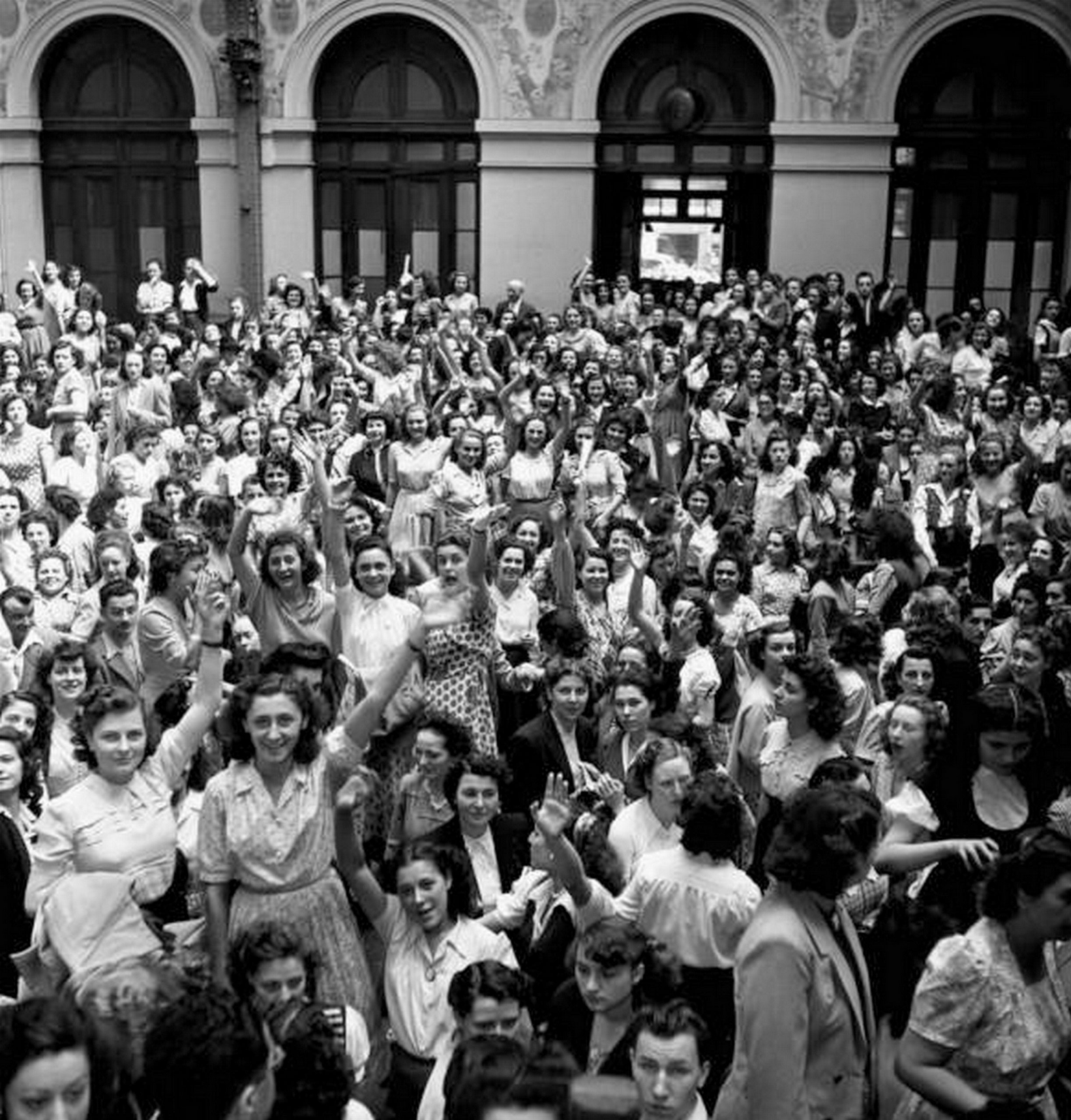 Sous les paillettes, l’exploitation sociale : en juillet 1949, les couturières et les midinettes de la haute-couture se mirent massivement en grève pour des hausses de salaire et de meilleures conditions de travail.<br><br>