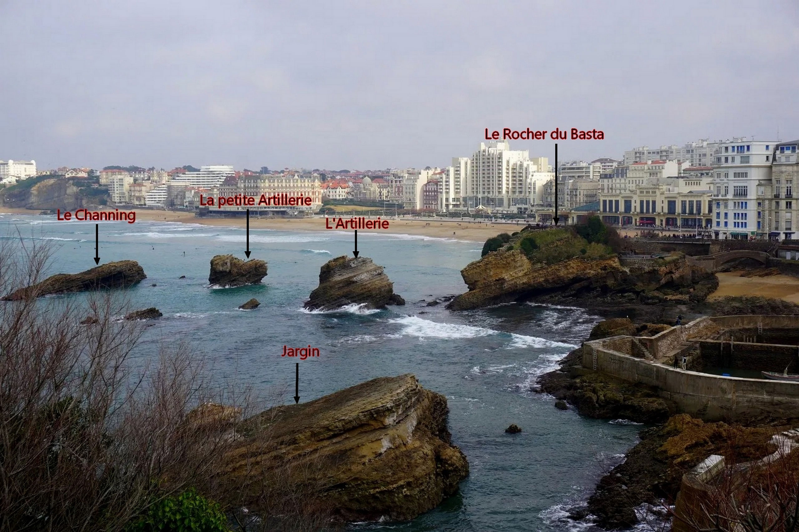 L'Artillerie et les autres rochers de la Grande-Plage de Biarritz.