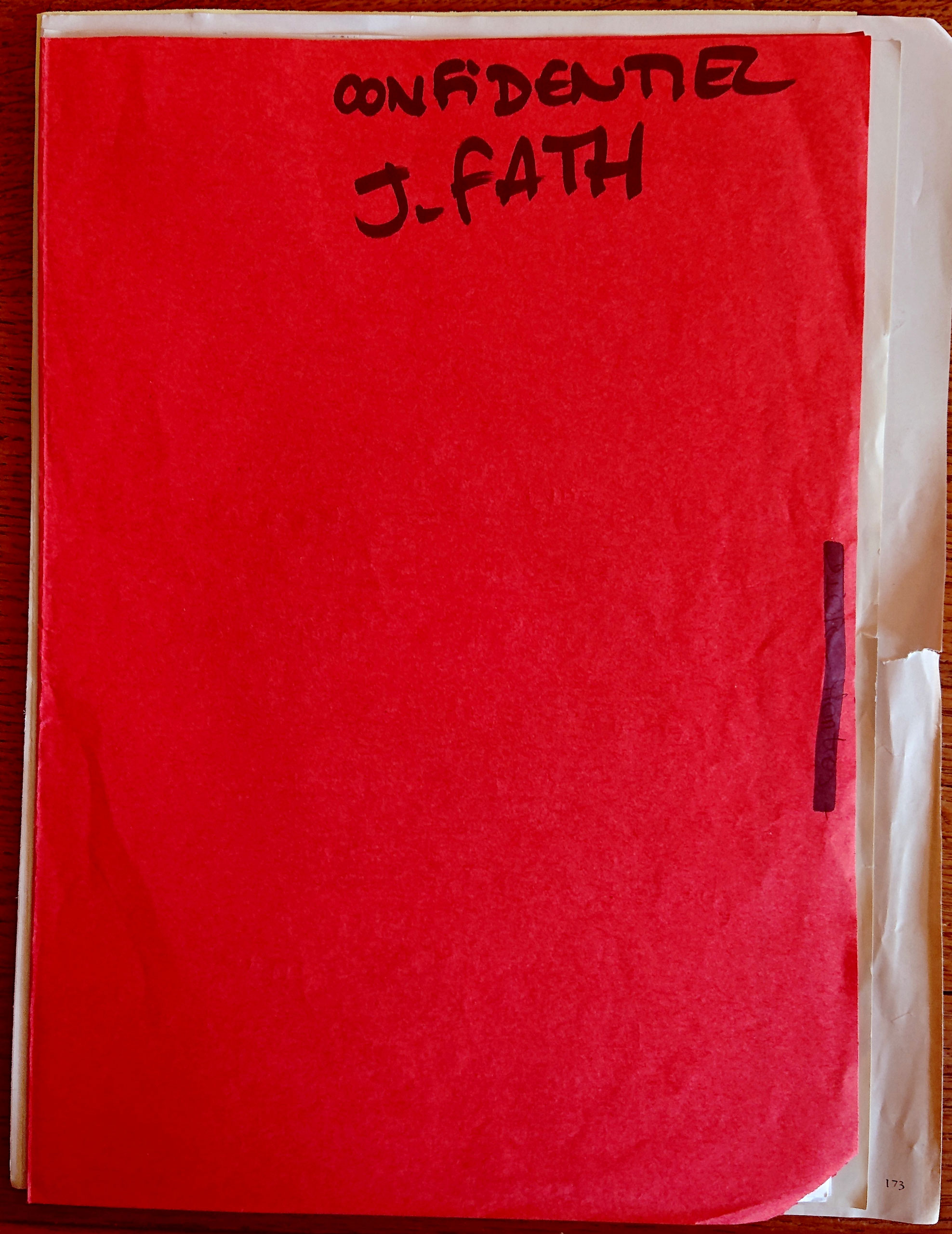 Parmi la masse des documents sur Jacques Fath conservés au Musée des arts décoratifs, une intrigante chemise rouge...<br><br>