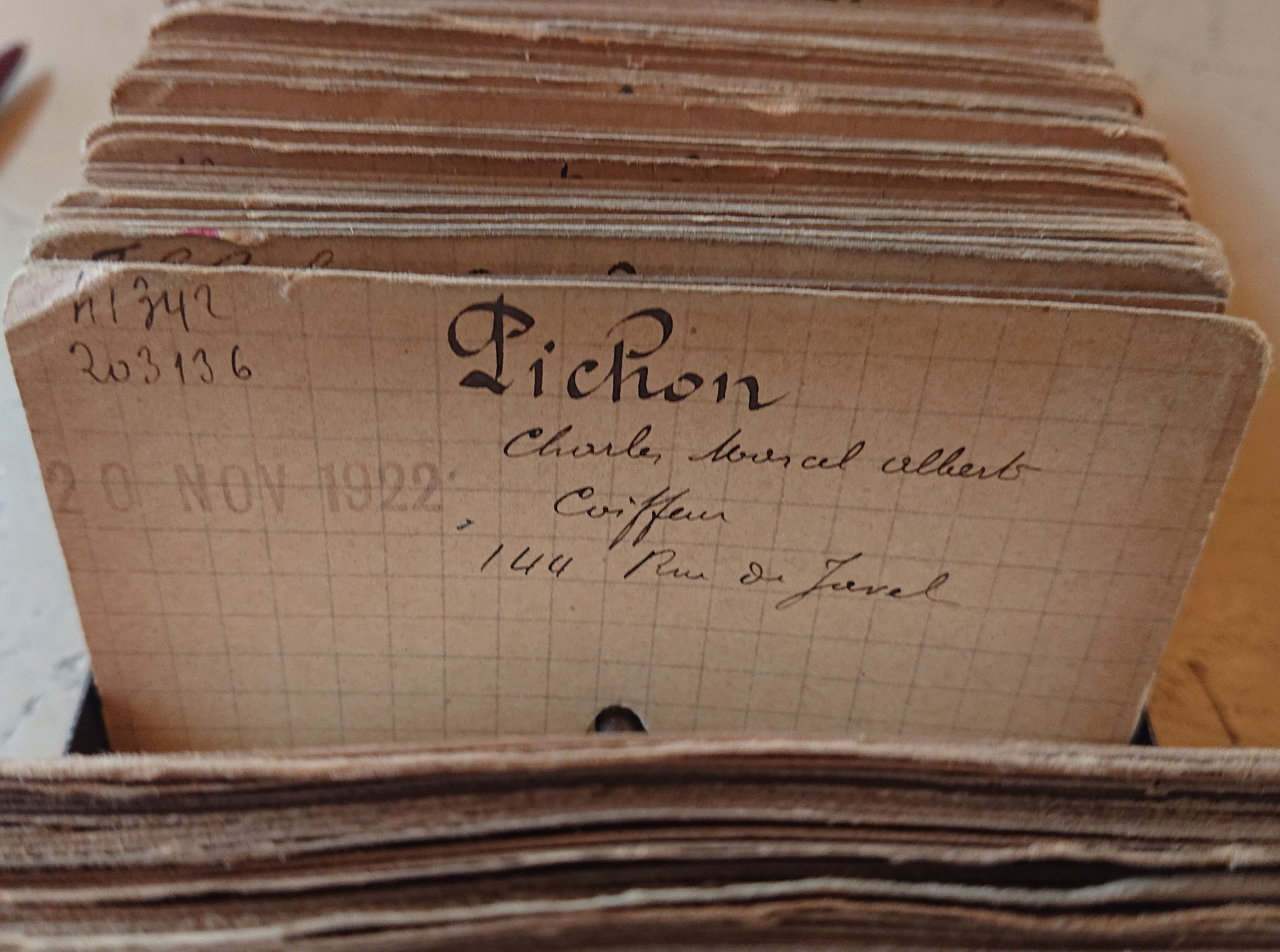 Le registre du commerce de la ville de Paris indique que Charles Pichon ouvrit son salon de coiffure au 144 rue de Javel, Paris 15e, le 20 novembre 1922.<br><br>