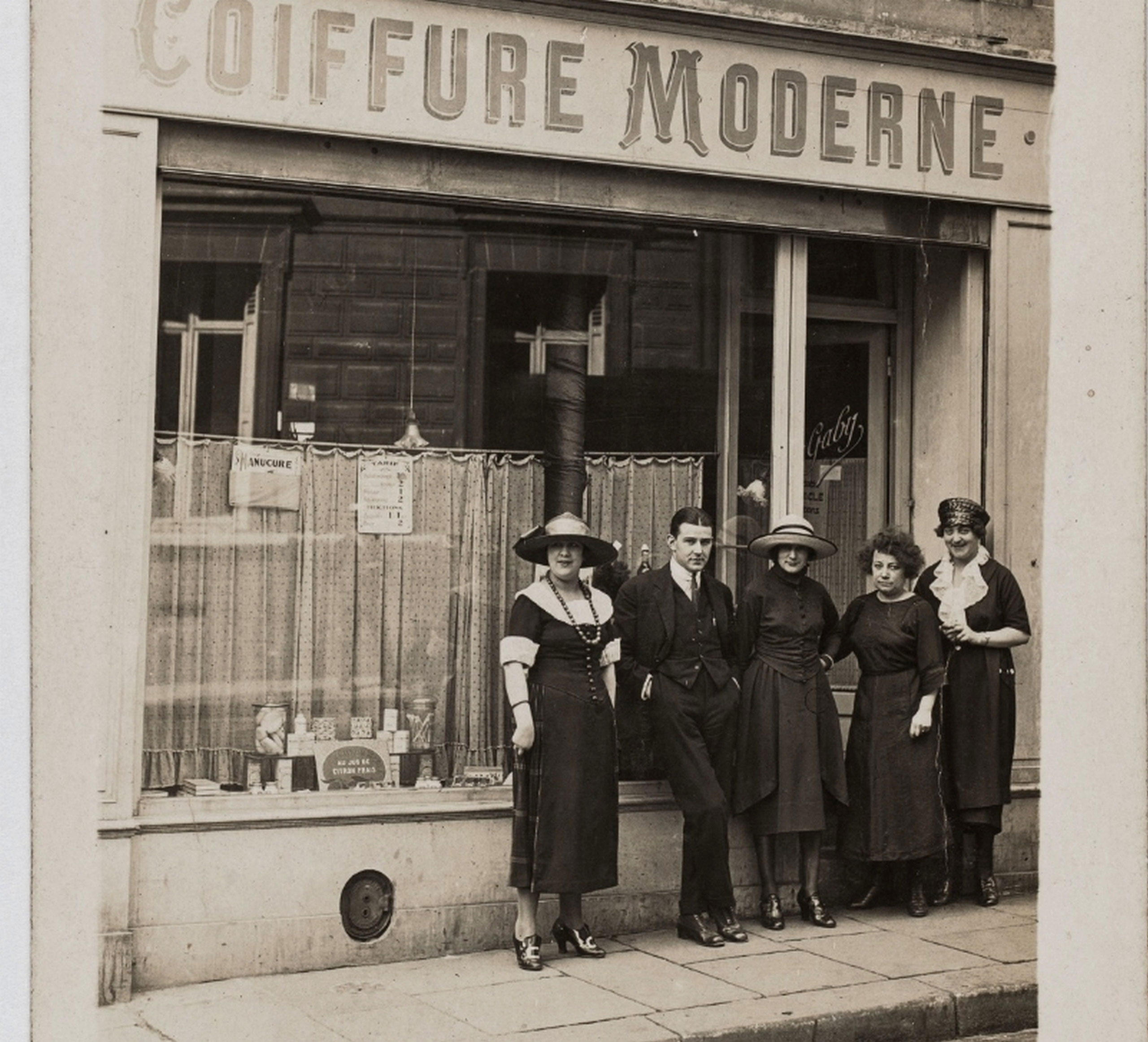 Voici à quoi ressemblait un salon de coiffure à Paris en 1921.<br><br>
