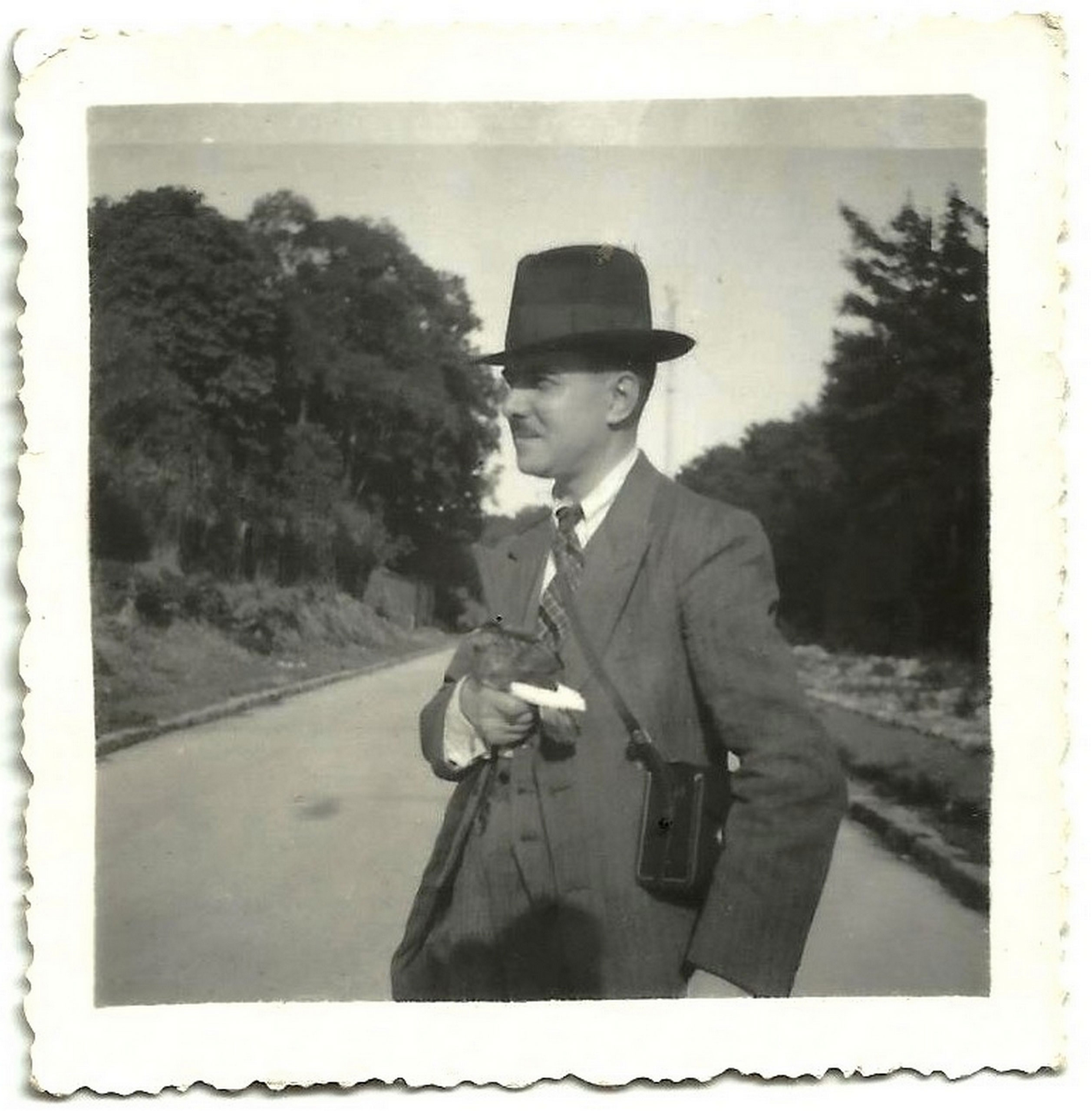 Charles Pichon à 36 ans, photographié au parc de Sceaux en 1934 (Marcelle a alors 13 ans). (© Collection privée). Marcelle avait alors 15 ans et vivait seule avec lui depuis que sa mère était partie sans laisser d’adresse (voir pastille 17). Or, Charles était, parait-il, très avare, au point de marquer au stylo bille les parts de camembert…<br><br>
