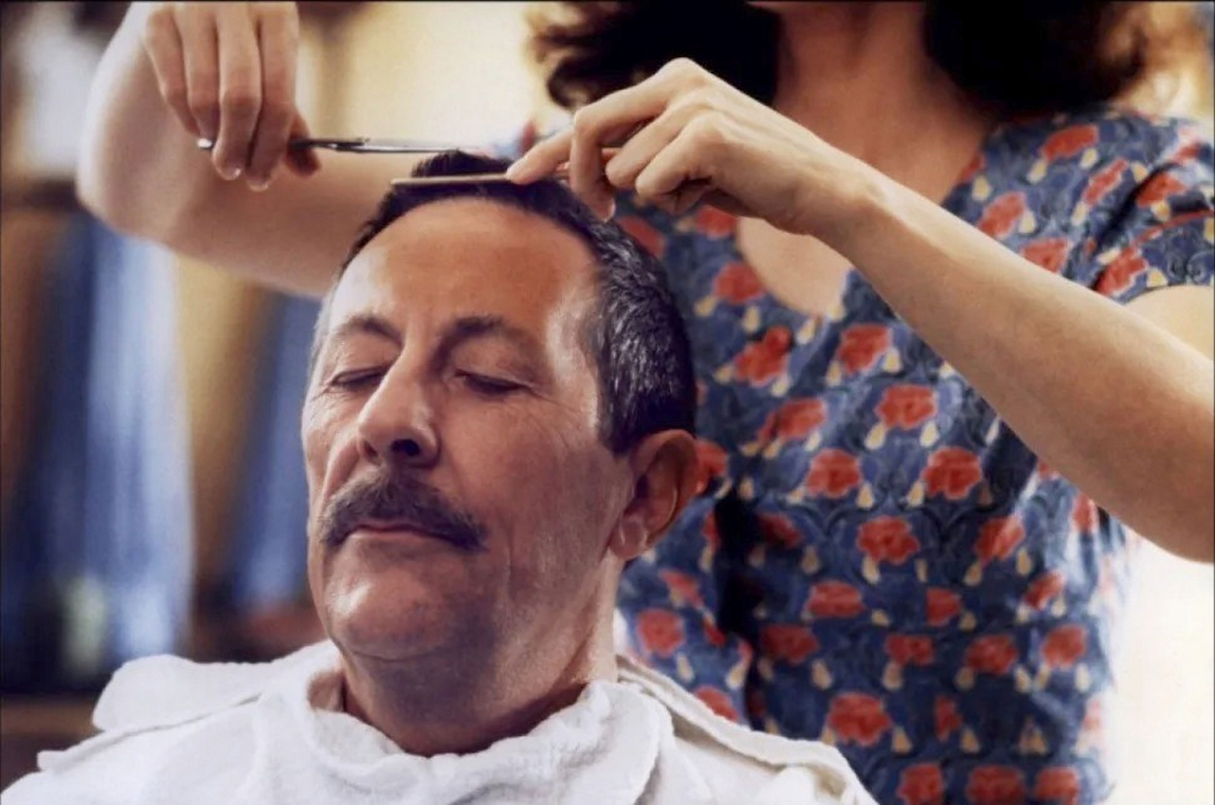 Dans Le mari de la coiffeuse, film de Patrice Leconte (1990), Jean Rochefort livre une possible explication au fait que Charles Pichon, fils d’employé des chemins de fer, ait choisi la profession de coiffeur.<br><br>