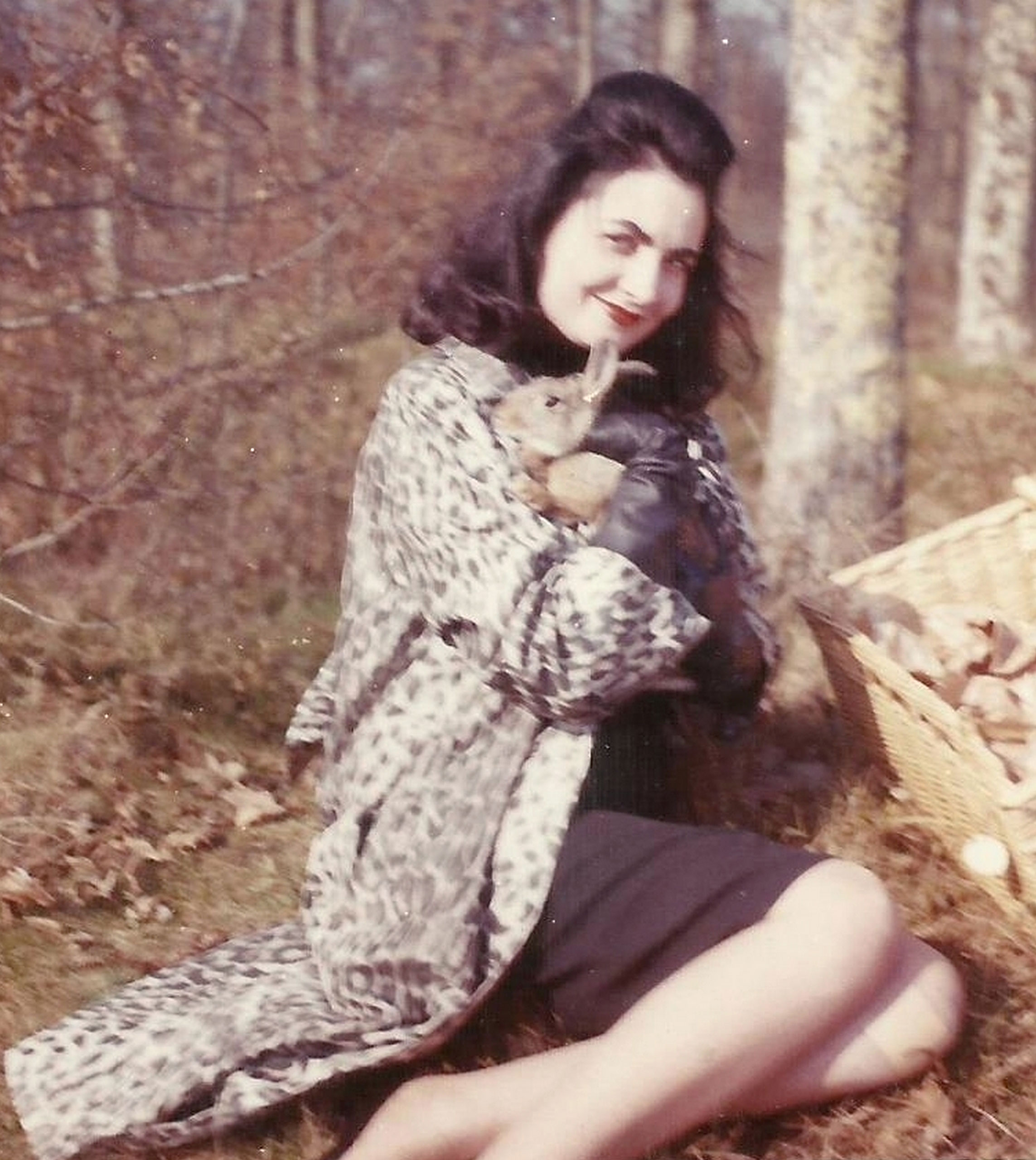 Vers 1969, dans les bois, serrant un lapin dans les bras. Depuis Biarritz, Marcelle semble avoir… vieillie ?  (© Collection privée).<br><br>
