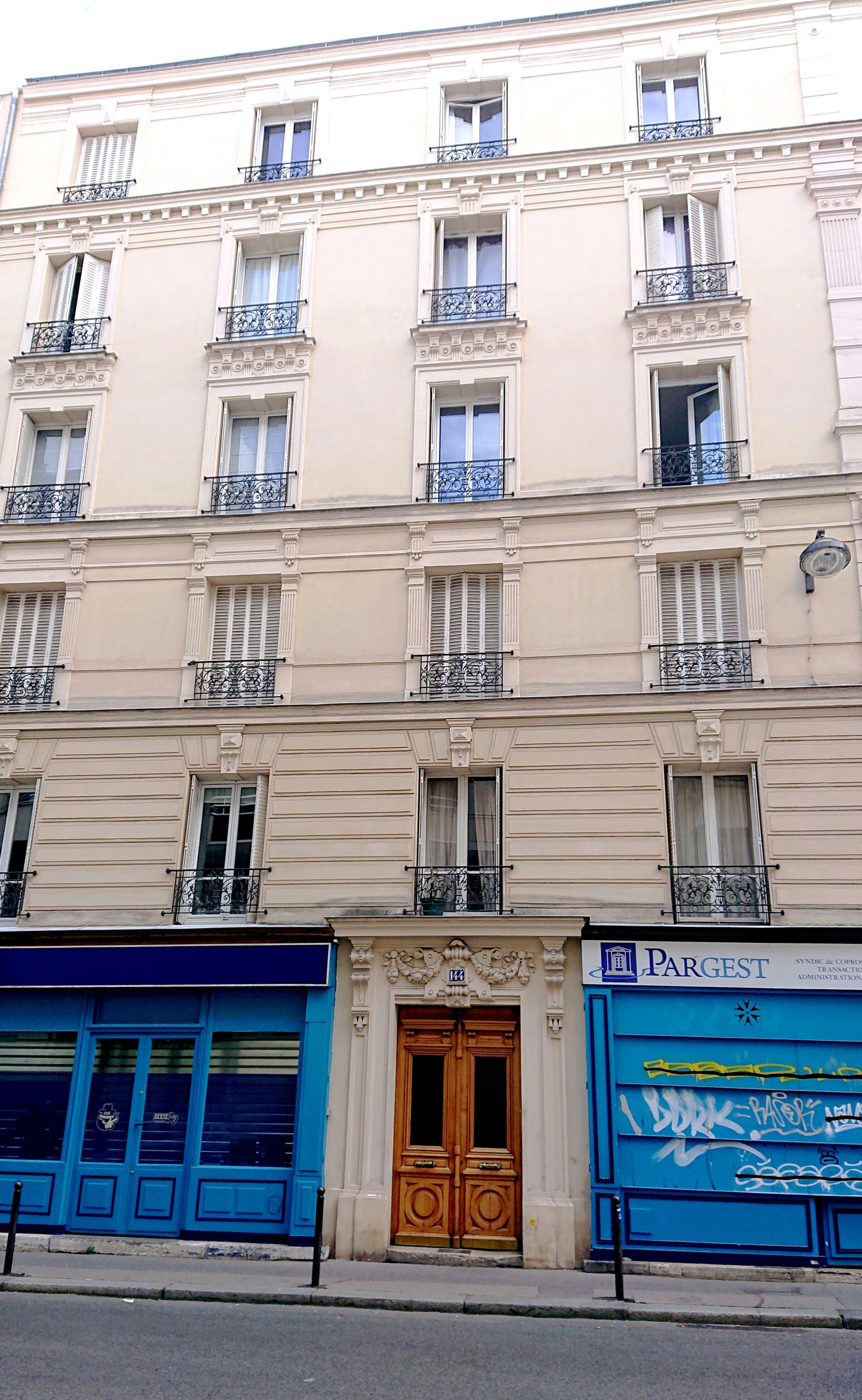 L’immeuble du 144 rue de Javel, où, pendant 46 ans, se trouvait le salon de coiffure de Charles Pichon (à gauche ou à droite ?)…<br><br>