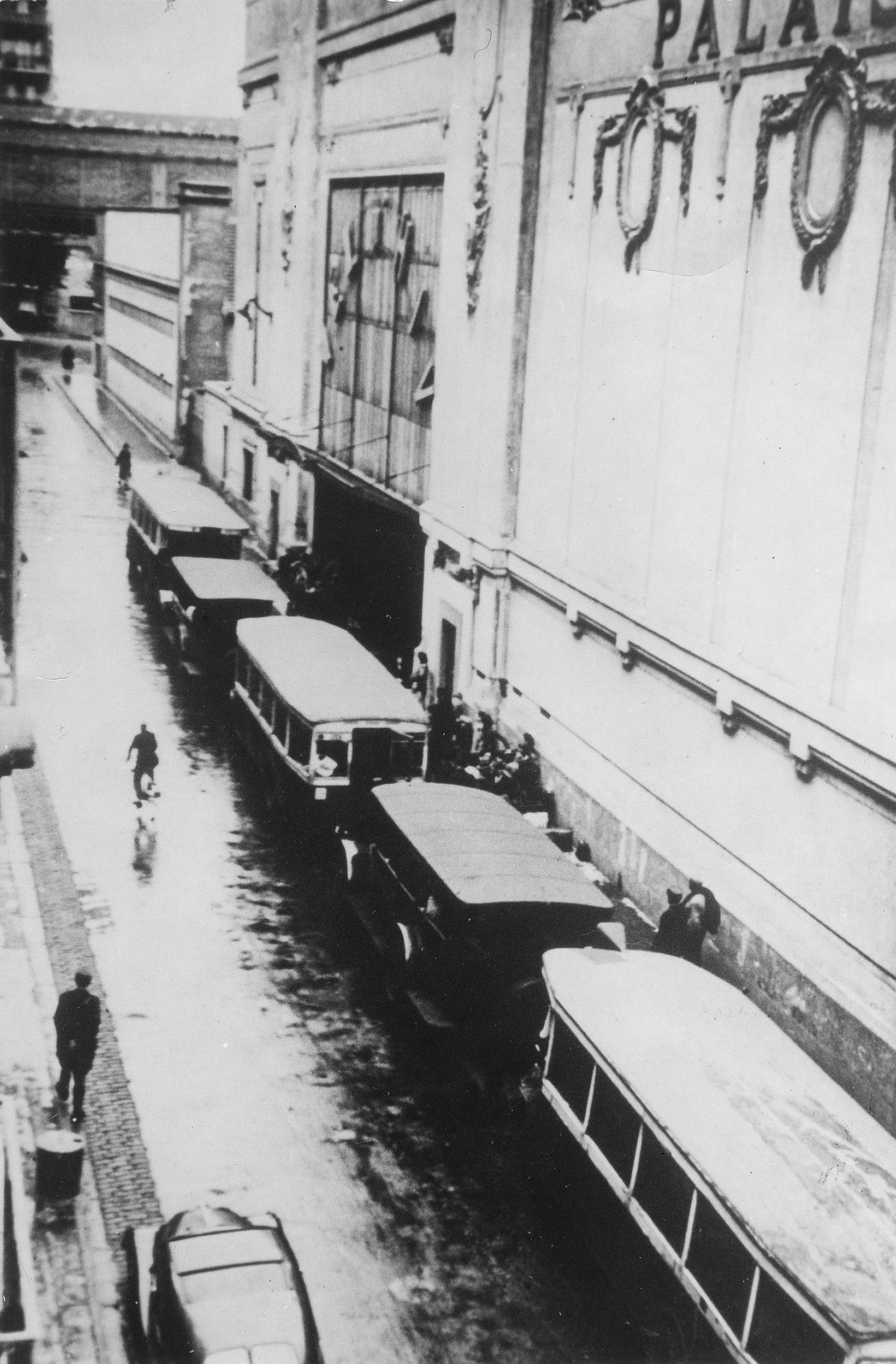 Voici la seule photo connue de la rafle du Vel d'Hiv, les 16 et 17 juillet 1942, montrant les autobus de la RATP réquisitionnés pour acheminer les familles juives au vélodrome de la rue Nélaton, à Paris 15e, à quelques minutes à pied du domicile de Marcelle Pichon.<br><br>