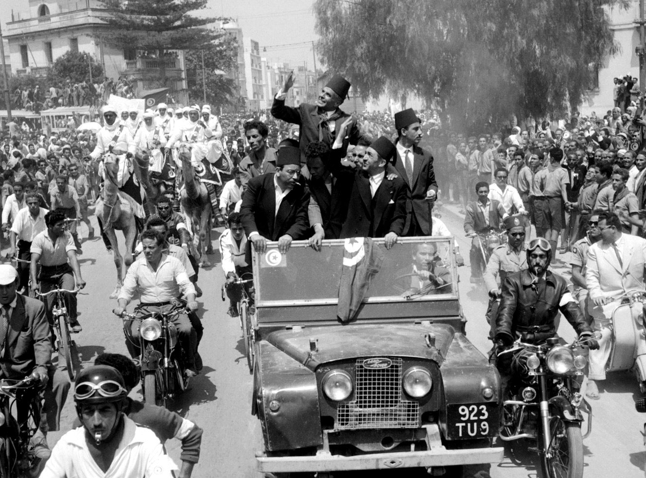 Après 3 ans de troubles et de violences, le 25 juillet 1957, Habib Bourguiba fête l'indépendance de la Tunisie à Tunis. Au même moment, Marcelle et Anouar divorçaient, après les violences conjugales de celui-ci (voir pastille 14).<br><br>